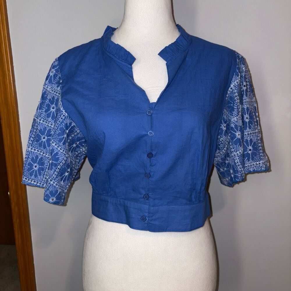 Solitaire blue flutter sleeve embroidered‎ v-neck crop top NEW size M